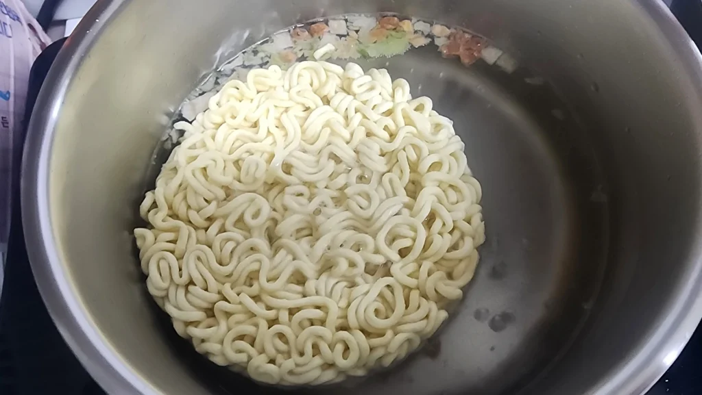 냄비에서 면을 짧게 삶는 모습