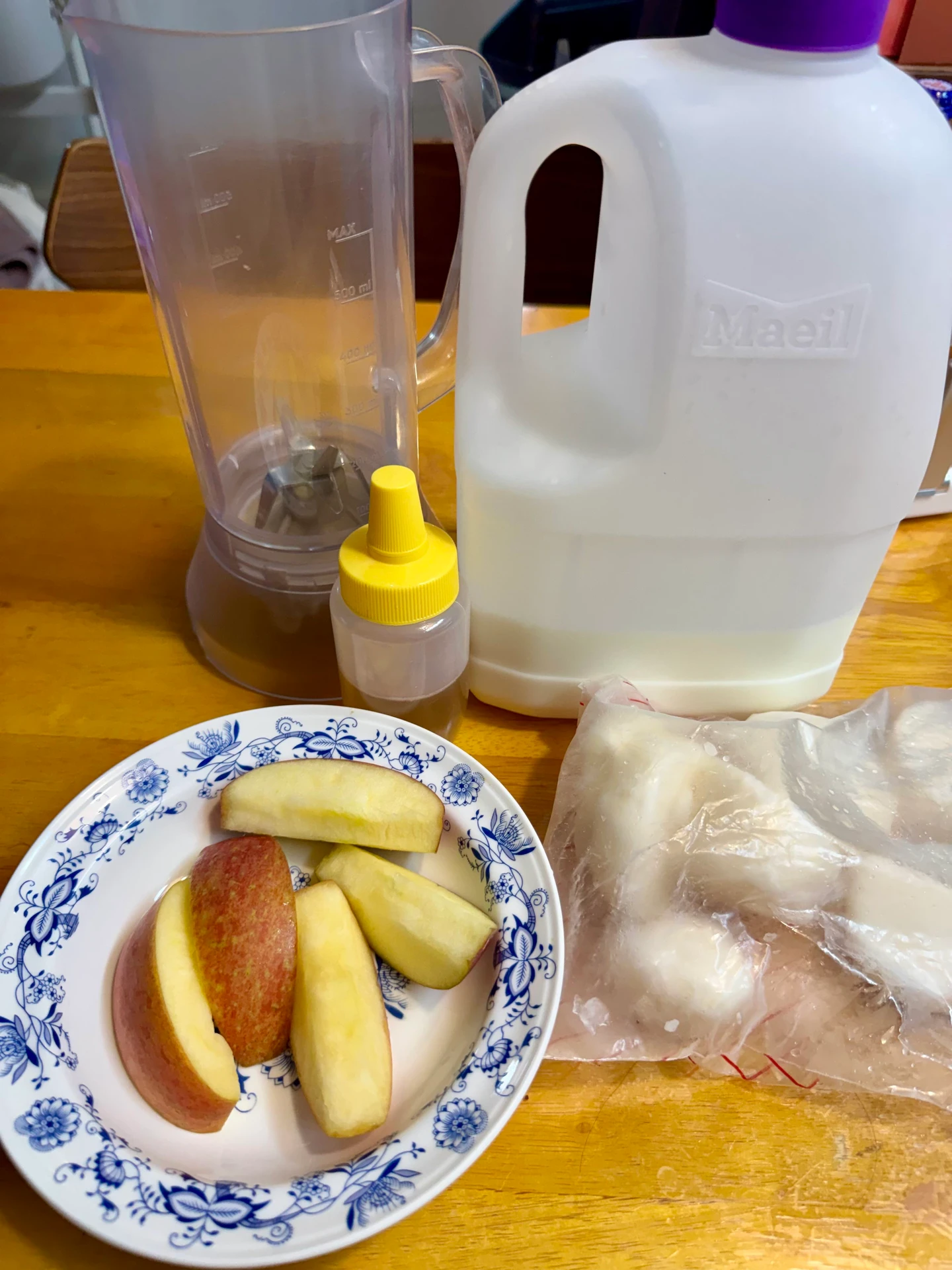 생마 효능 아침 대용식 재료 - 생마, 사과, 우유, 꿀 준비 사진