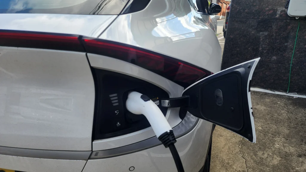 완속충전기로 충전 중인 김기자의 EV6