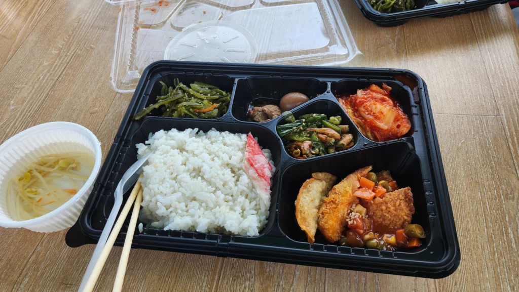 선상 점심 도시락, 선비에 도시락 포함이다.