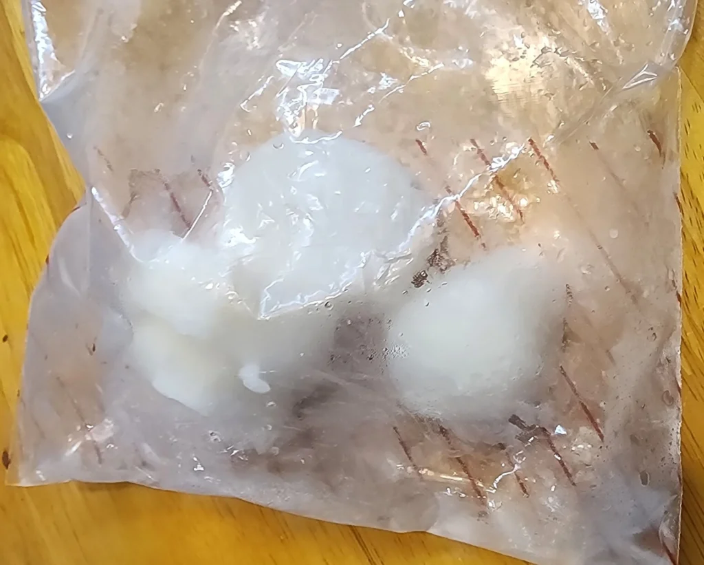 껍질 벗겨 토막 낸 생마를 지퍼백에 담아 냉동 보관하는 모습