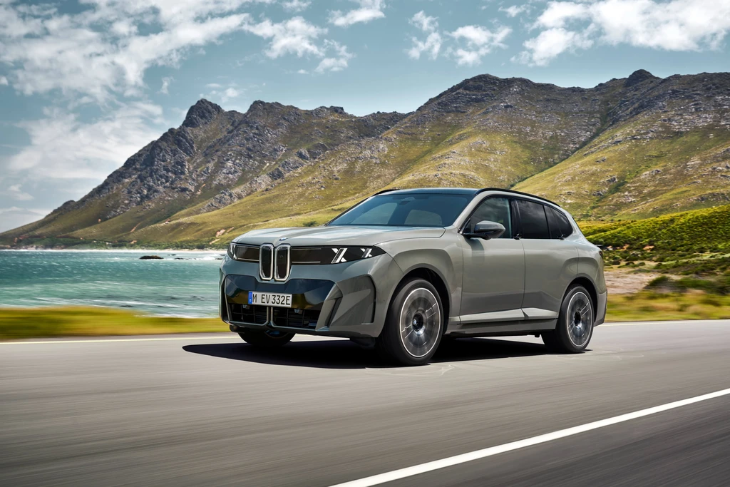 2027 BMW iX5 xDrive 주행 장면