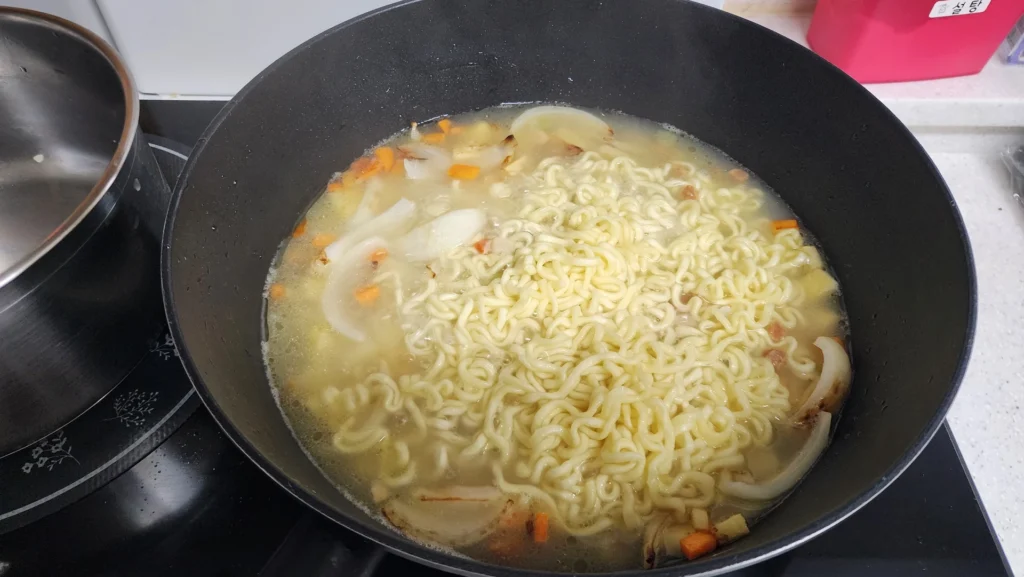 면과 야채 함께 볶는다