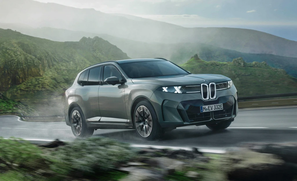 BMW iX5 전기 SUV 주행 모습