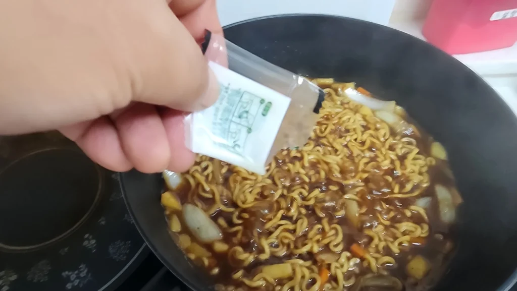 올리브유 넣는다