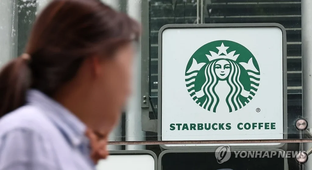 서울 시내 스타벅스 매장 앞을 지나는 시민 모습 / 사진=연합뉴스