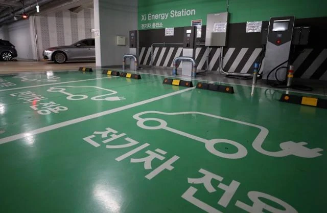 아파트 지하주차장 완속충전기 사진
