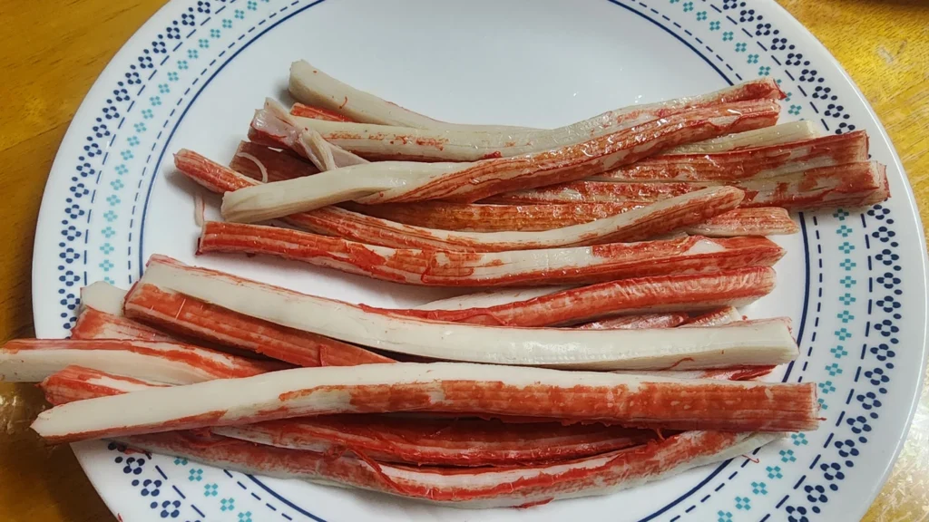 맛살도 길게 찢어서 살짝 볶는다