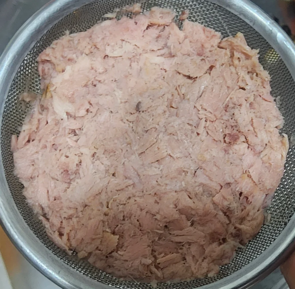 거름망에 넣어서 기름을 짜는 살코기참치