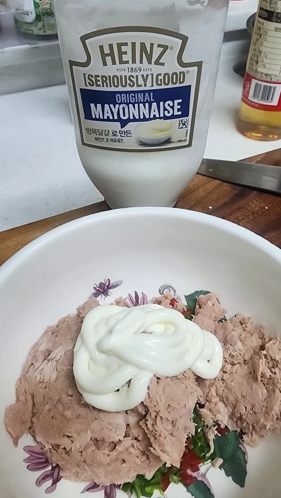 기름짠 참치에 마요네즈를 넣는다