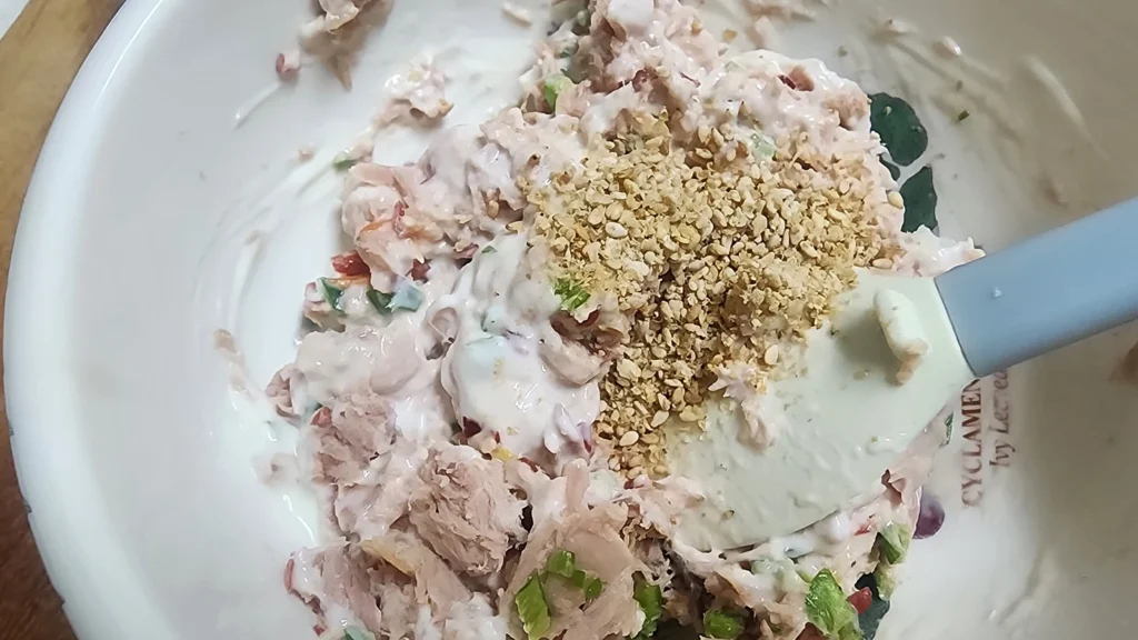 청양참치마요에 고소함을 더하는 깨소금을 넣었다.