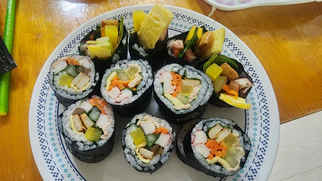 완성한 김밥을 온가족이 나눠 만든 모습