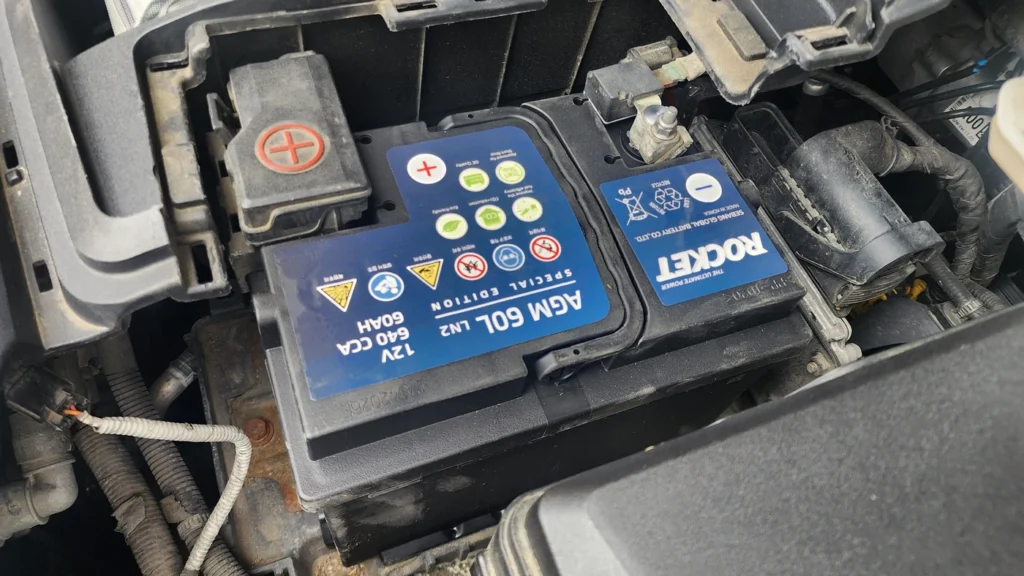 기아 EV6 엔진룸에 장착된 로케트 AGM 60L LN2 12V 배터리 사진