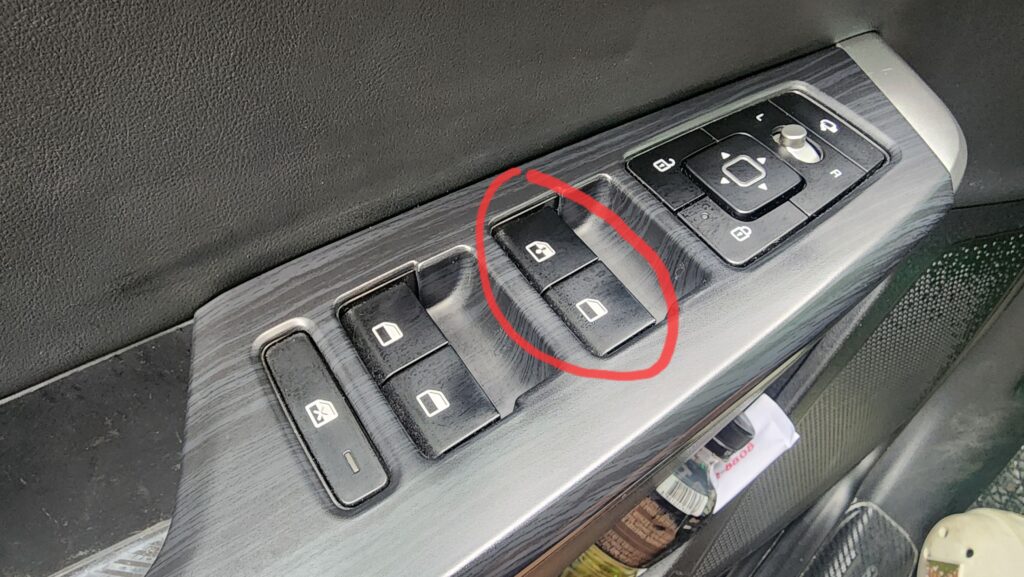 EV6 운전석 도어 파워윈도우 스위치 패널에서 빨간 원으로 표시된 고장 버튼 부분